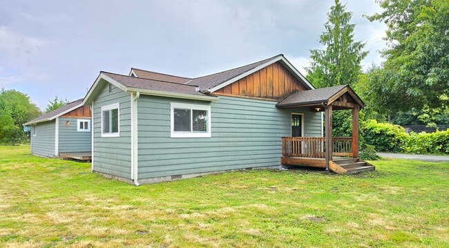Building Photo - 3 Bedroom Home in Sedro Woolley Available Now
