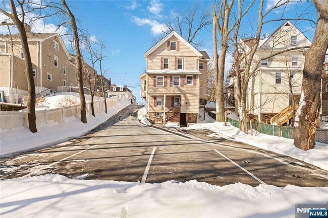 Building Photo - 87 James St