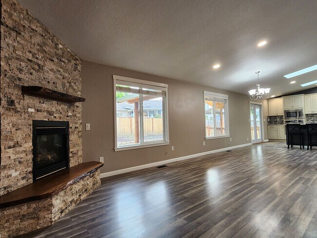 Building Photo - 736 8th St