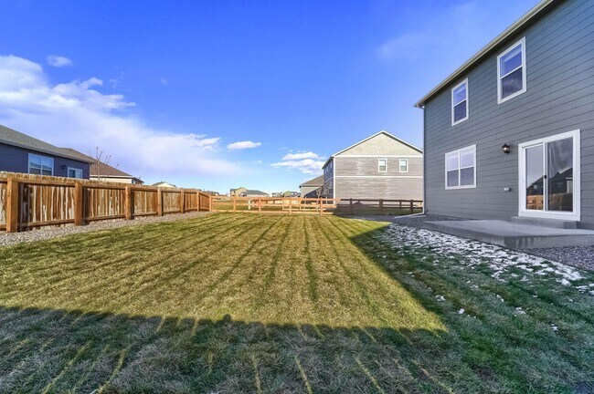 Building Photo - Gorgeous 4 bed, 3 bath, loft and an office!