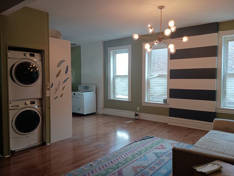 In uiny laundry open concept living/kitchen area - 4386 Chouteau Ave