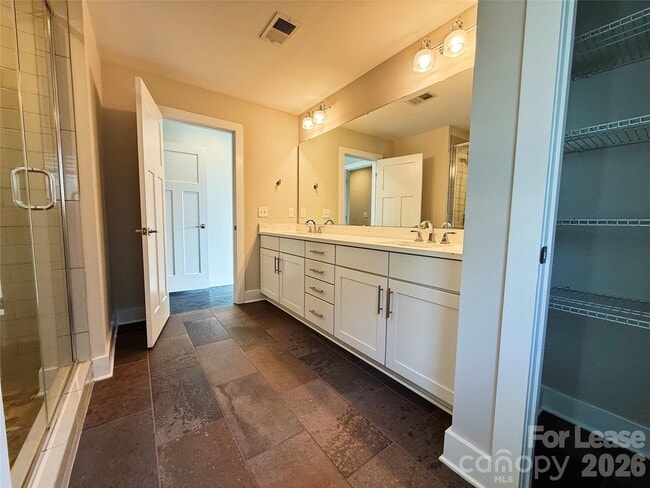 Building Photo - 1424 W 4th St