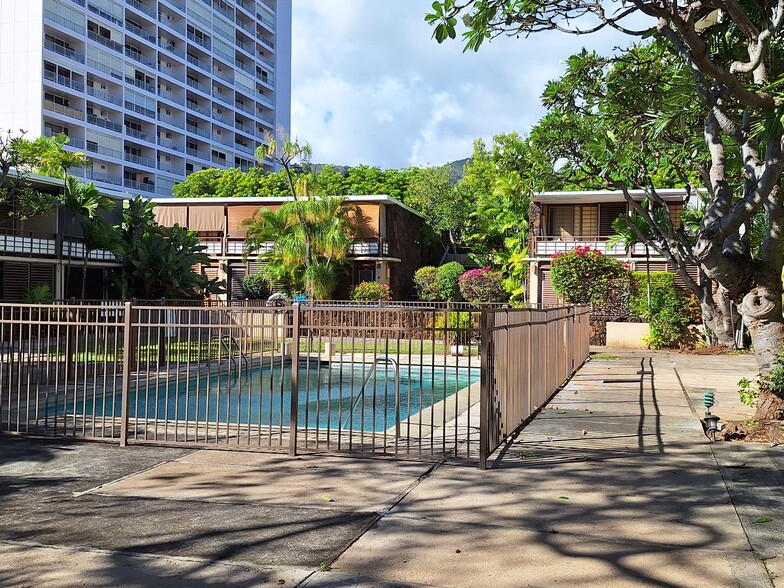 Building Photo - 1700 Makiki St