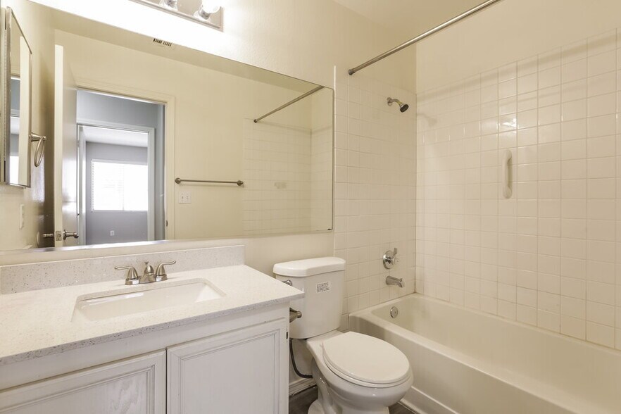 Building Photo - 207 Mariposa Way