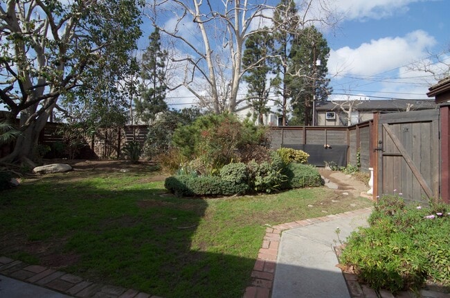 Building Photo - Charming Craftsman Home for Rent in Costa Mesa