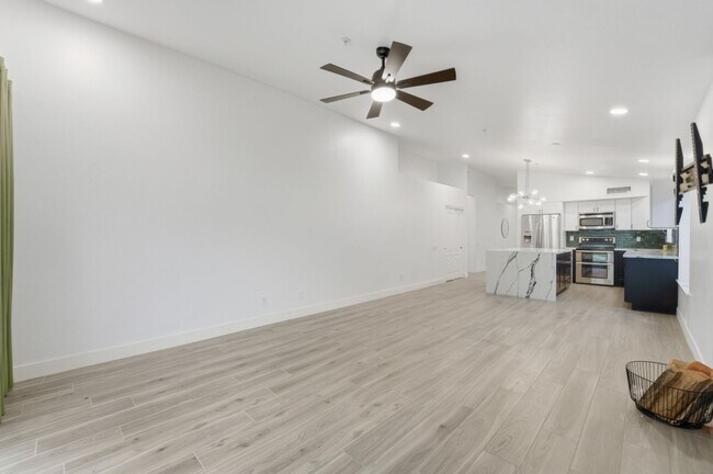 Building Photo - Modern & Spacious 3 Bed 2 Bath Home in Nor...