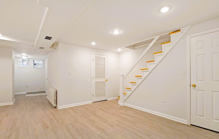 Building Photo - 3608 Elkader Rd