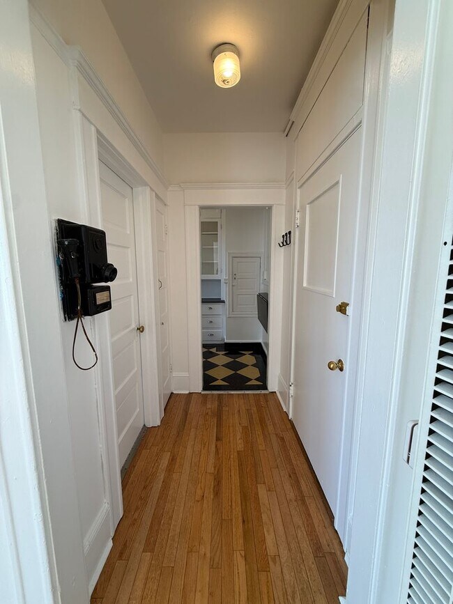 Building Photo - Vintage Charm + Large Bay Window + East View of Mt. Hood + Tons of Natural Light!  ~NEW SPECIALS~