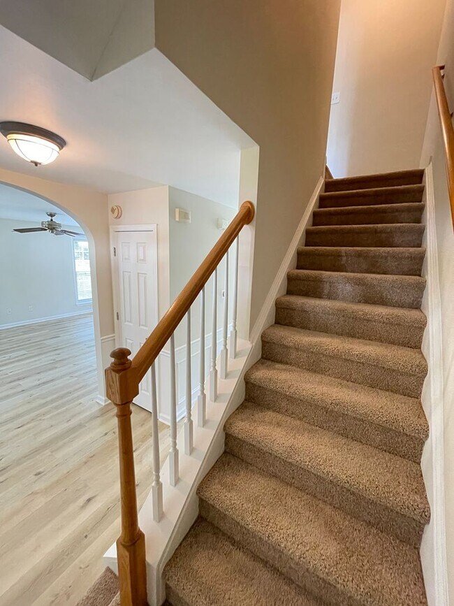 Building Photo - Beautiful, updated 3br 2.5 ba home with garage, fenced-yard in Home Valley Farms Now Available!