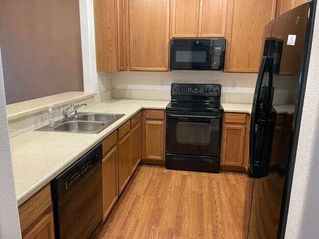 Building Photo - Cute 2bd, 2.5ba Townhome Across from Cotto...