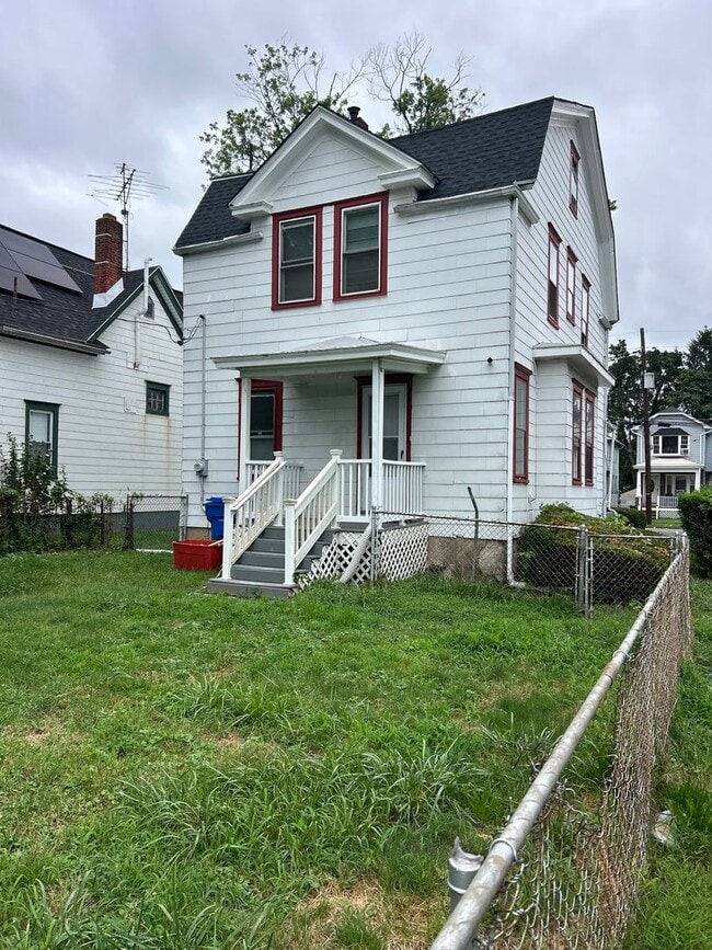 Building Photo - 4 BD 1.5 BA
