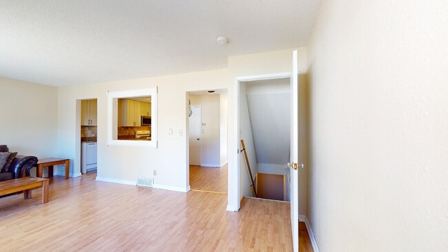 Building Photo - AVAILABLE JANUARY! Cute 3 Bedroom Townhous...