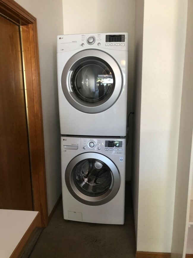 Building Photo - 3328 Lake Glenn Dr