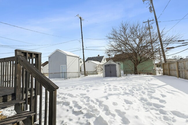 Building Photo - 943 Cloverdale Rd