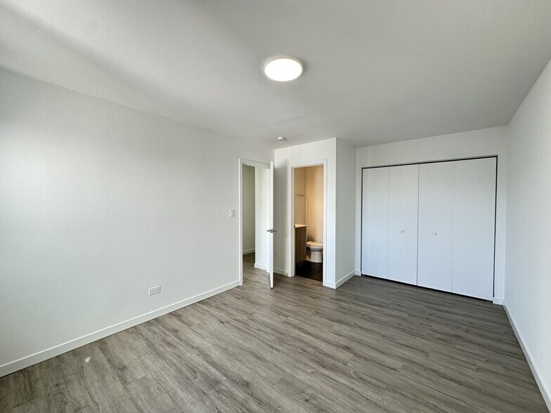 Building Photo - 7621 N Sheridan Rd