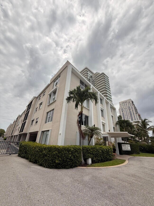 Building Photo - 1601 S Flagler Dr