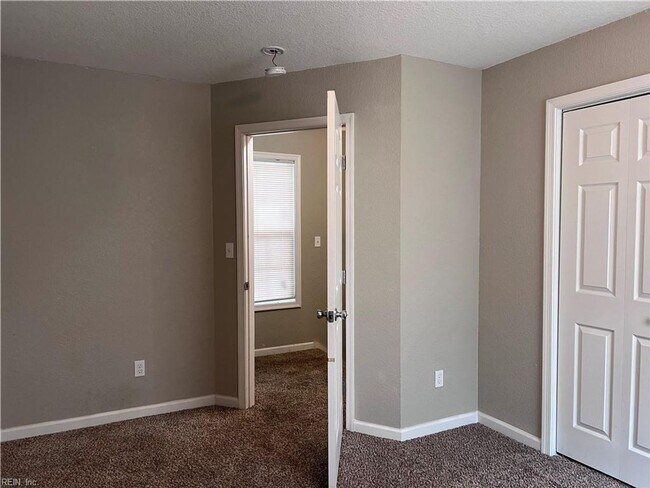 Building Photo - 1315 W 27th St