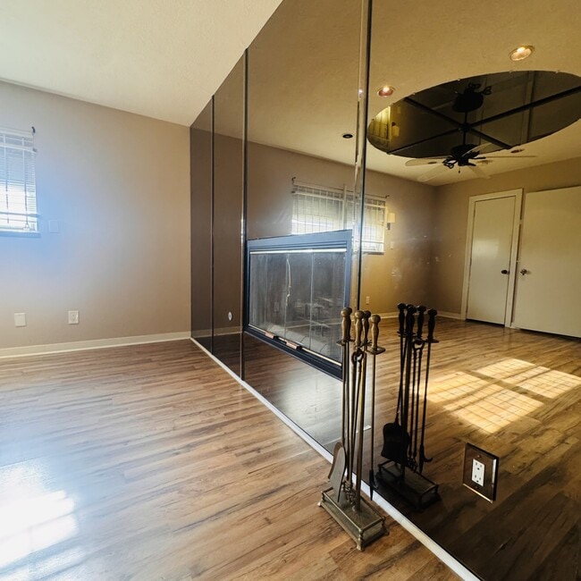 Building Photo - 3175 Sandalwood Dr