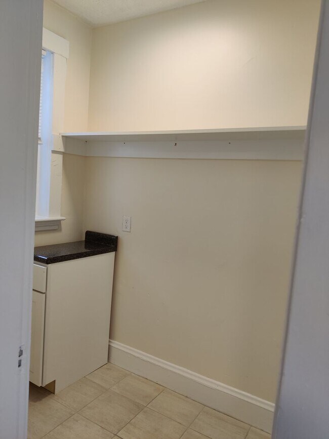 Building Photo - 8 Barrows St