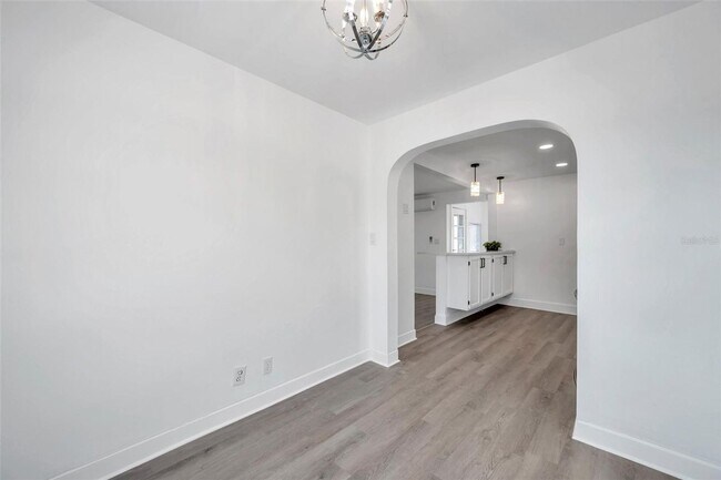 Building Photo - Gorgeous 2 bedroom 1 bath apartment