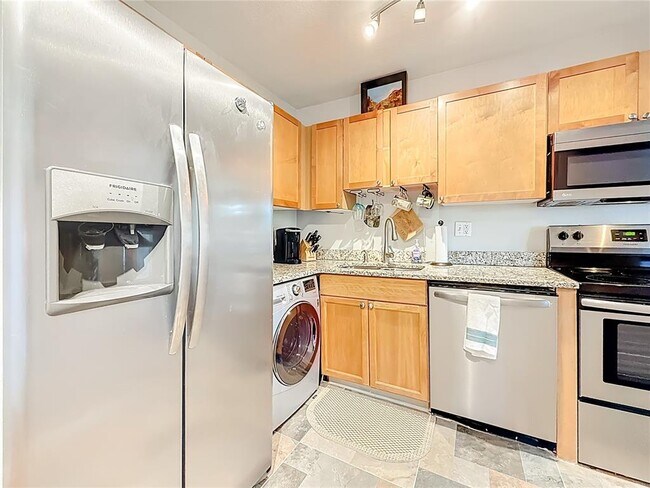 Building Photo - 3893 Pompano Dr SE