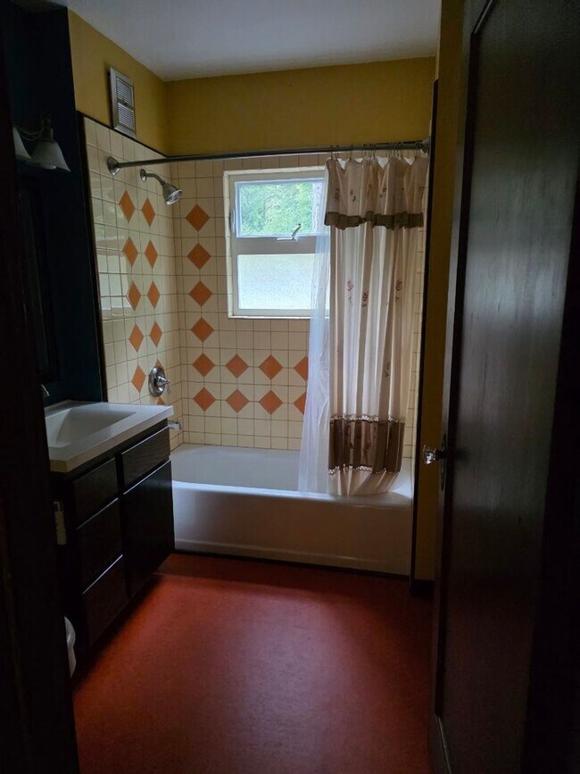 Building Photo - 4 Bedroom Upstairs Unit in a Country Setting