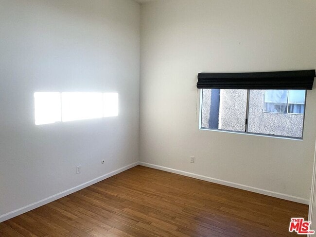 Building Photo - 1083 1/2 W Kensington Rd