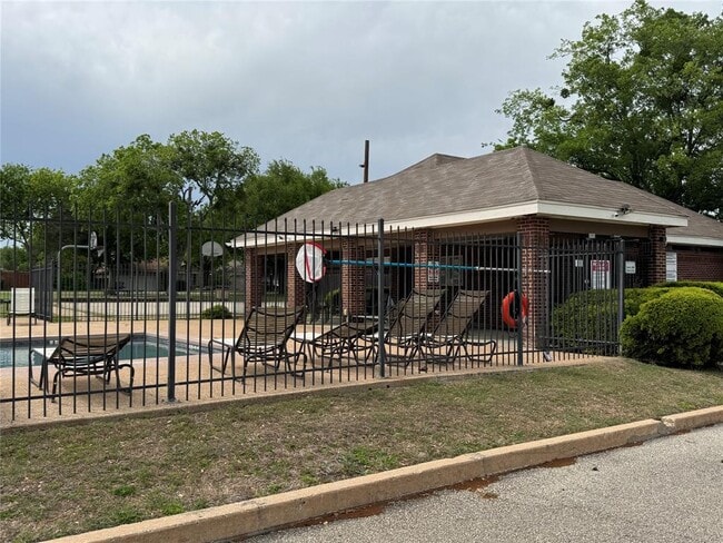 Building Photo - 1800 Twisted Oak Dr