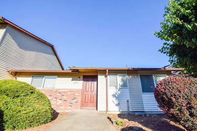 Building Photo - Newly Updated Single Level 2 Bedroom Apt in SE Portland!
