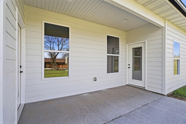 Building Photo - 1048 Stonehaven Dr