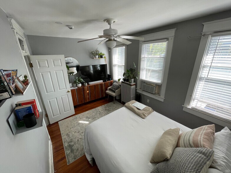 Building Photo - 1122 Owen Place NE