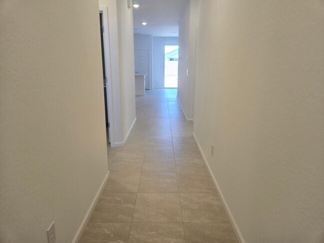 Building Photo - 3 Bedroom 2 Bathroom BELLA VISTA FARMS PRE...
