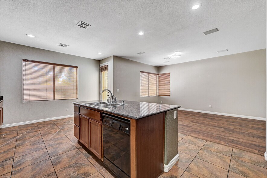 Building Photo - 8125 Chestnut Hollow Ave
