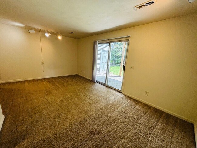 Building Photo - 4 Bedroom 3.5 Bath Townhouse