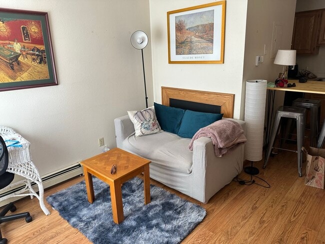 Building Photo - Cozy Upper-Level Condo Retreat