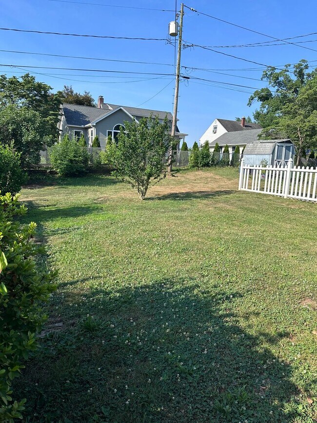 Building Photo - Cape Cod in Middletown 4 bedroom