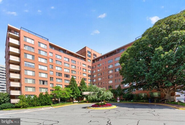 Building Photo - 1121 Arlington Blvd