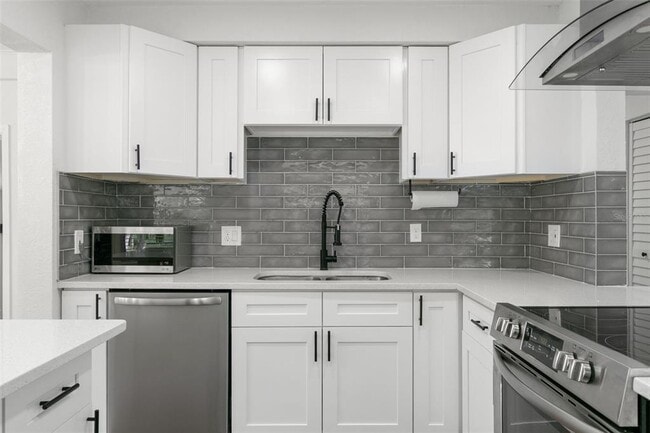 Building Photo - 4049 Iris St N