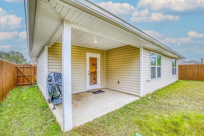 Building Photo - Updated and Move In Ready 4/2 in Cantonment