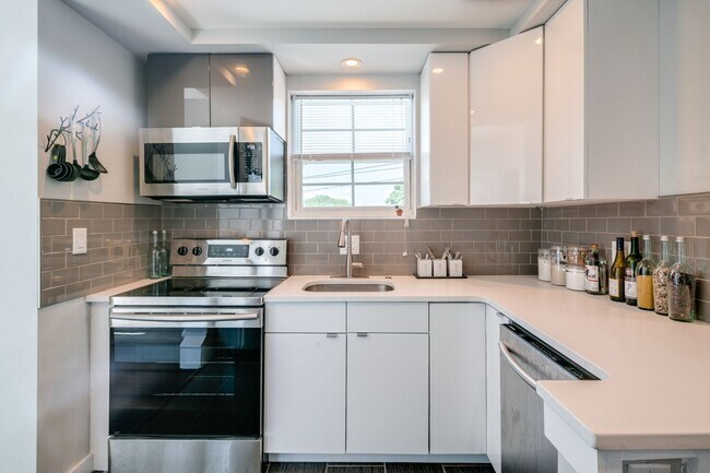 Interior Photo - 17 S 44th St