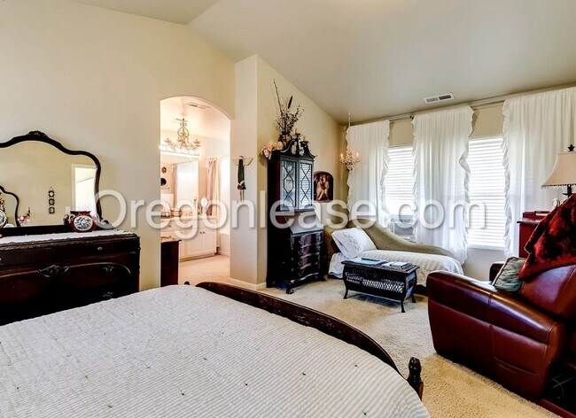 Building Photo - Beautiful large West Eugene home