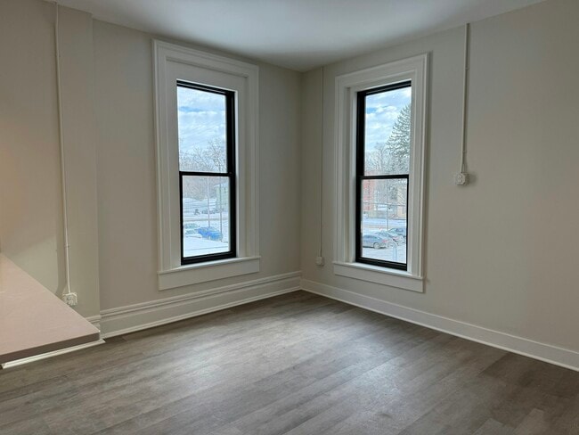 Building Photo - 106 E Erie St