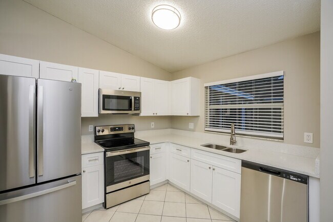 Building Photo - 5208 Oceanside Ct