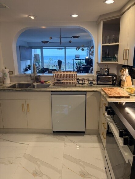 Building Photo - 2000 S Ocean Dr