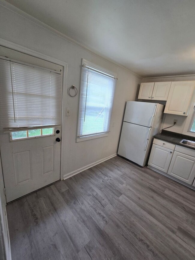 Building Photo - 2 bedroom house in Colonial Heights