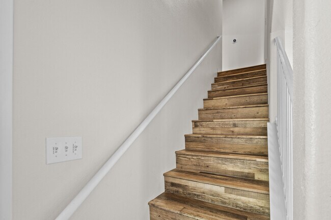 Building Photo - 424 Tava Ln