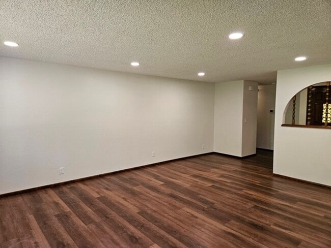 Building Photo - 3Bd/2Ba Single Story Home-For Viewing!