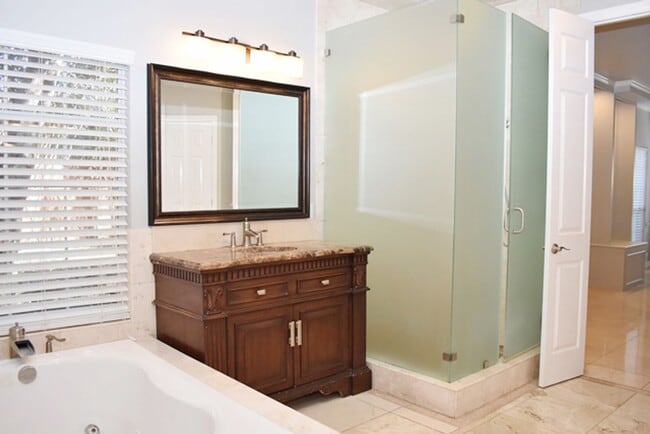 Building Photo - Prestigious 5-3.5-3 w POOL in Southlake!