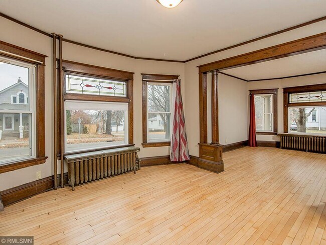 Building Photo - 627 N Mendota St
