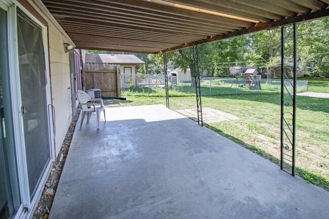 Building Photo - 1220 Hillcrest Dr